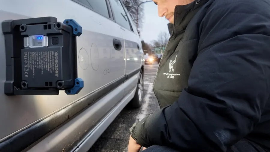 Kfz-Gutachter bei der Schadenaufnahme mit Messgerät